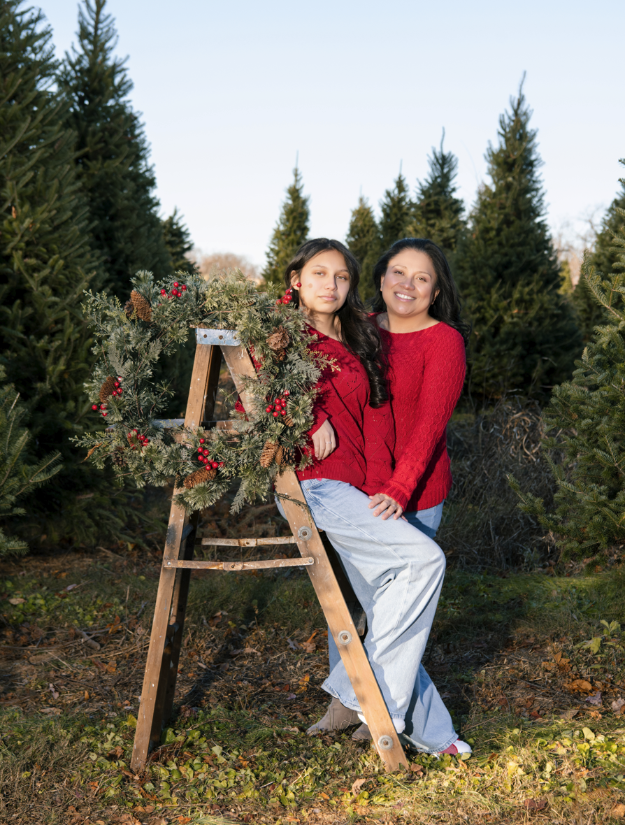 mother-daughter-christmas-photos-pine-tree-farm-germantown-md.jpg